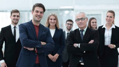 iş takım önünde duran iş ortakları.