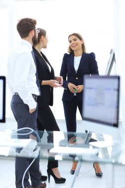 iş takım ayakta masaüstü yakınındaki konuşuyor.