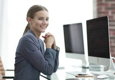 kadın muhasebeci mali grafiklerle çalışma