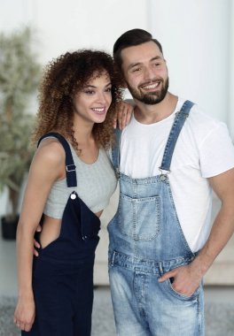 güzel genç çift ayakta yeni bir daire içinde. Fotoğraf alan bir kopyası vardır