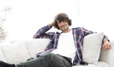 ciddi modern adam kanepede oturan