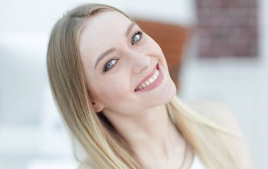 yakın çekim bulanık office arka plan üzerinde genç bir kadın portresi.