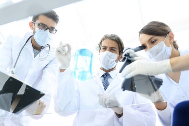genç bilim adamları mikroskop ve test tüpleri ile çalışma