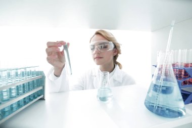 Yakın plan. Laboratuvardaki doktor biyolog portresi..