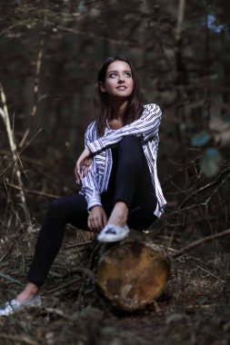 bir oturum açma oturan güzel genç kadın