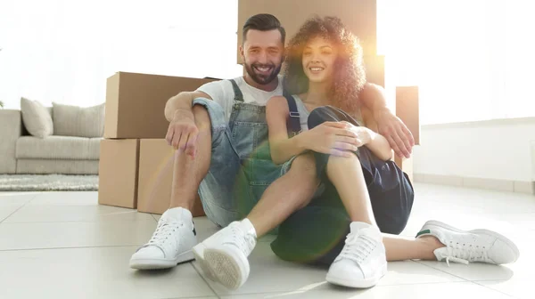 Pareja casada sentada cerca de cajas de cartón en un apartamento nuevo — Foto de Stock