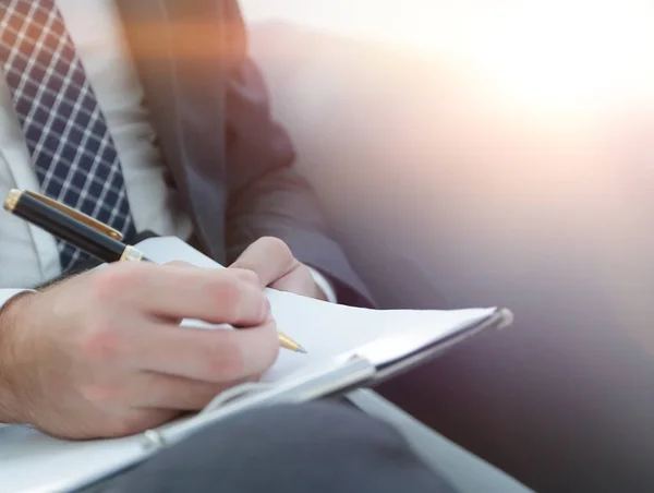 Affärsman tecknar avtal. Håller pennan i hand. — Stockfoto