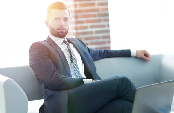 Portrait d'un homme d'affaires prospère assis dans le hall du bureau . — Photo