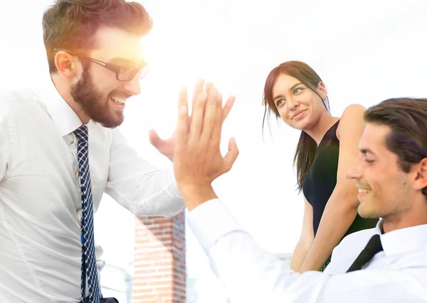 Geschäftskollegen geben sich gegenseitig die hohe Fünf. — Stockfoto