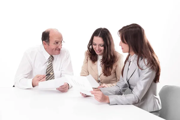 Equipe de negócios discutindo um documento de trabalho — Fotografia de Stock