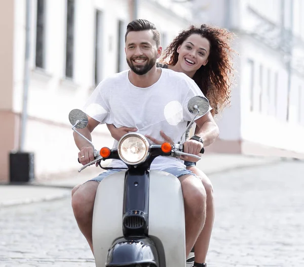 Homem legal e bela menina montando em scooter com expressão — Fotografia de Stock