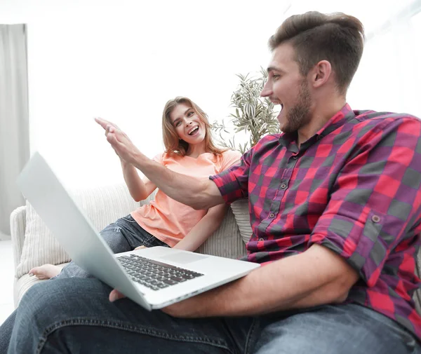 Jonge man en zijn vriendin geven elkaar een vijf in het teken van succes — Stockfoto