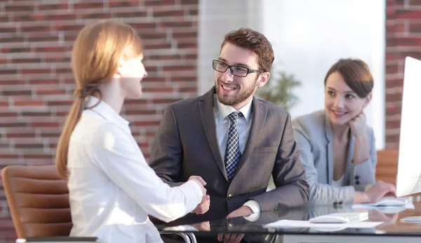 Stretta di mano amichevole tra colleghi in ufficio — Foto Stock