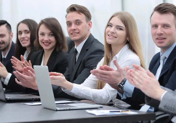 Équipe d'affaires applaudissant le conférencier à l'atelier — Photo