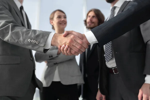 Benvenuto e handshake uomini d'affari — Foto Stock