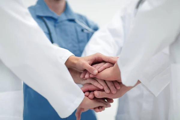 Closeup.Small grupo de equipe médica juntando as mãos , — Fotografia de Stock