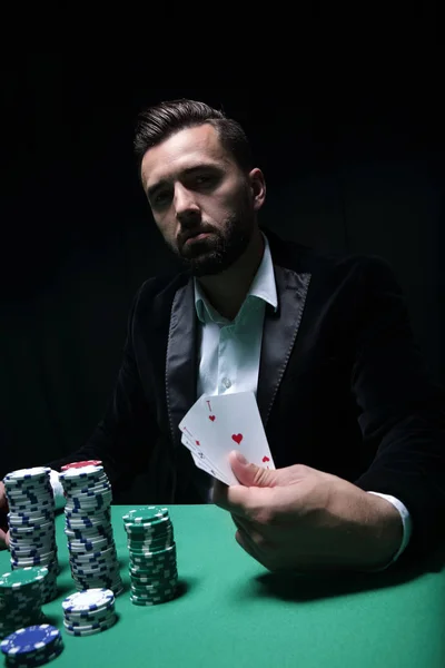 Happy poker player winning and holding a pair of aces — Stock Photo, Image