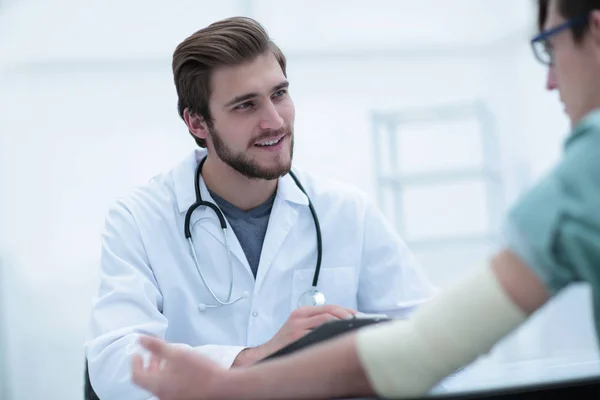 Doctor escribiendo una receta a su paciente , — Foto de Stock