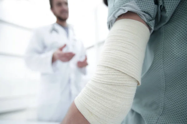 Orthopäde im Gespräch mit dem Patienten. — Stockfoto