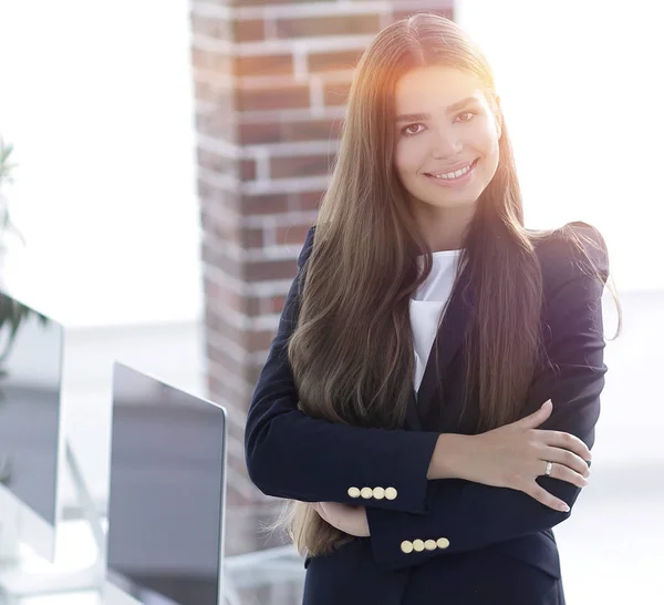 Mujer de negocios moderna en el fondo de la oficina . —  Fotos de Stock