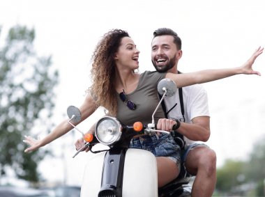 Bir şehirde güneşli bir günde sürme çekici çift