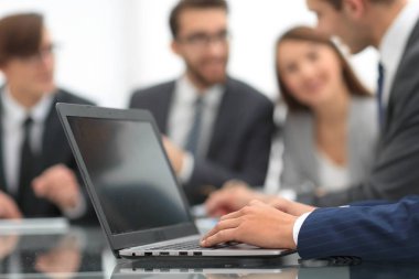 Dizüstü bilgisayarda çalışan iş adamı elinde.