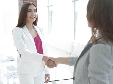 hoş geldiniz el sıkışma kadınlar iş ortakları