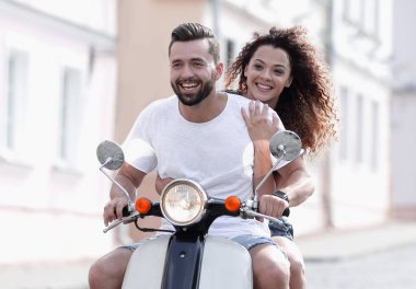 Cool adam ve güzel kız ifade ile scooter üzerinde sürme