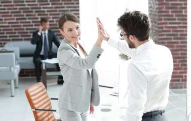 iş arkadaşları onların zafer göstermek için