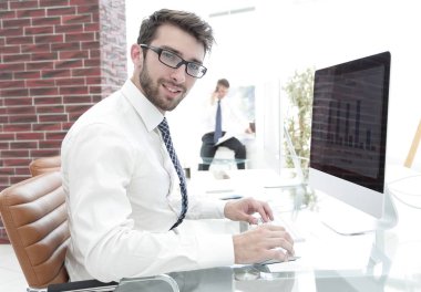 Kendine güvenen işadamı bir mali rapor verme