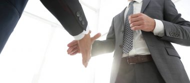 İki iş adamı el sıkışacak.