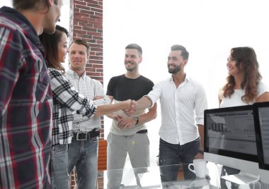 ofiste ortakların dostu el sıkışma