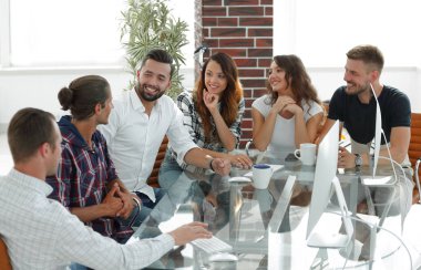 Yaratıcı işçiler birlikte stüdyoda Tasarla.