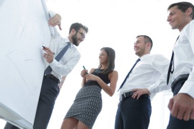 bir şey onun arkadaşları için bir beyaz tahta üzerinde gösterilen iş adamı