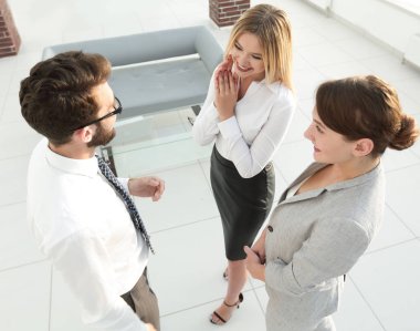 ofiste savunarak top.business ekibinden görüntülemek.