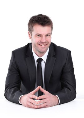 masada oturan kendine güvenen iş adamı.