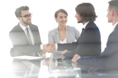iş ortakları glass.handshake arkasından