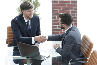 iki başarılı iş adamları arasında el sallamak