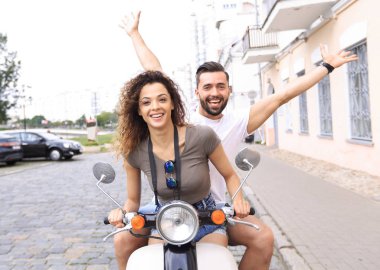 Çift sürme motosiklet eski şehir sokak.