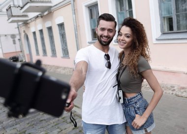 Mutlu seyahat çift selfie, romantik ruh hali yapma.