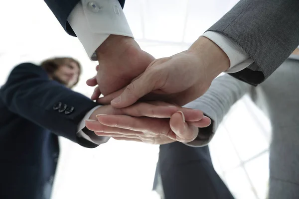 Gente de negocios doblando sus manos juntos. — Foto de Stock