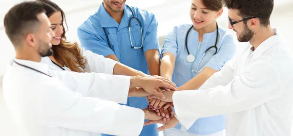 Врачи и медсестры складывают руки. концепция взаимопомощи. — стоковое фото