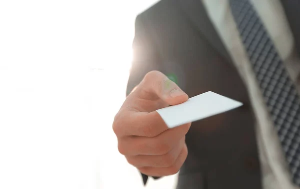 Zakenman geven visitekaartje op lichte achtergrond — Stockfoto