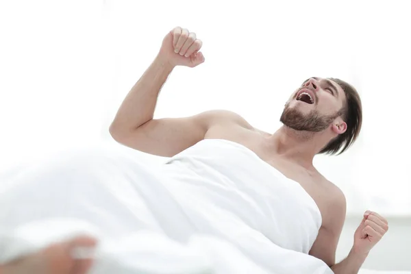 Homem feliz acordando de manhã — Fotografia de Stock