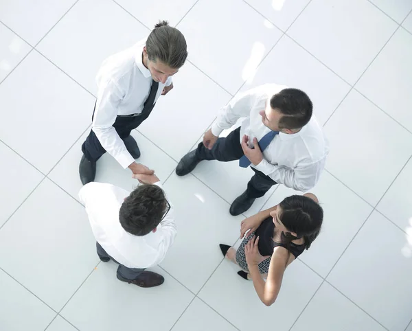 Vista dall'alto. colleghi che stringono la mano nell'atrio dell'ufficio . — Foto Stock