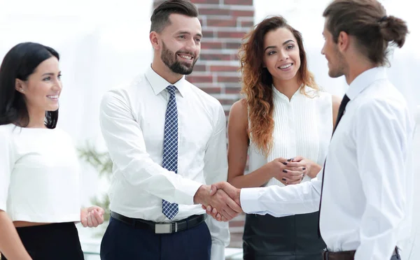 Benvenuto e stretta di mano partner commerciali . — Foto Stock