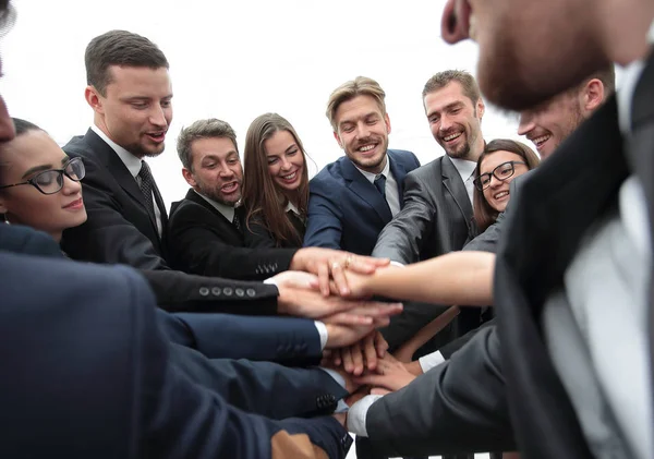 Велика група бізнесменів, що стоять зі складеними руками разом — стокове фото