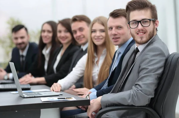 Tim bisnis duduk di meja di ruang konferensi — Stok Foto