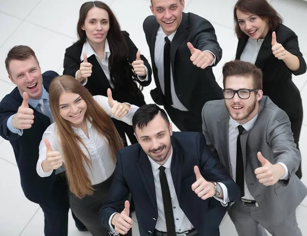 Exitoso equipo de negocios sosteniendo un pulgar hacia arriba — Foto de Stock