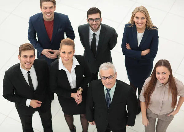 Uitzicht vanaf de top. een groep van ernstige zakelijke mensen kijken camera. — Stockfoto